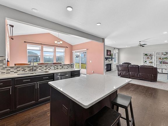 4th image of 301 Hallmark Way