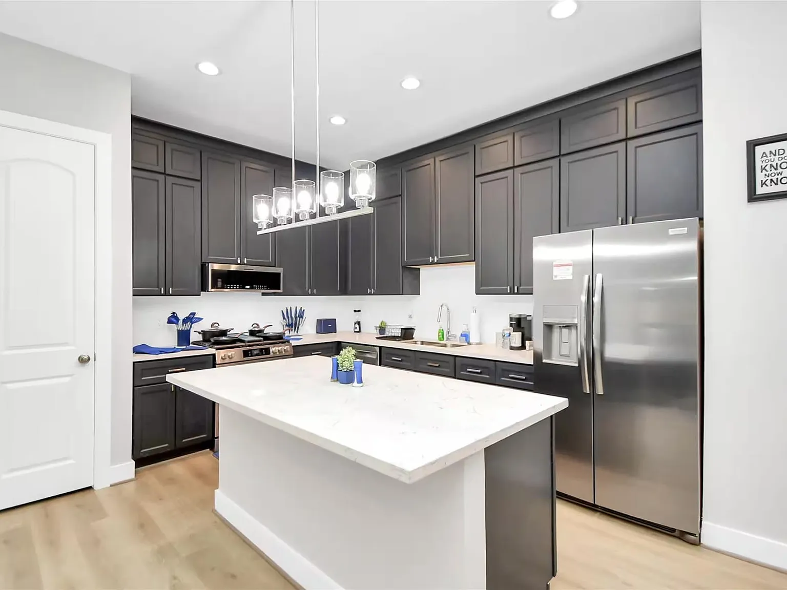 3 bed, 2.5 bath, 1814 sqft, $2,400 — Photo 3
