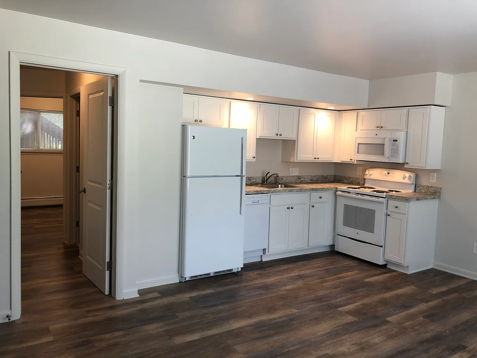 2 bed, 700 sqft, $1,275 — Photo 2