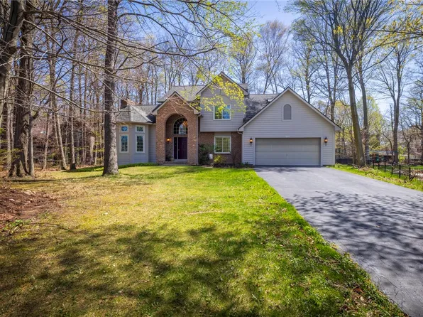 899 Friar Tuck Ln, Webster, NY 14580