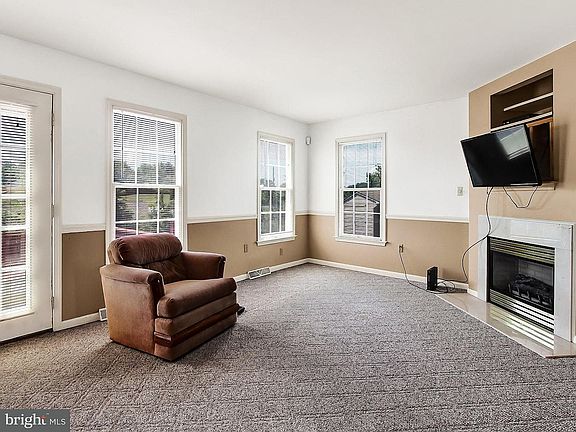 5th image of 690 Leaf St