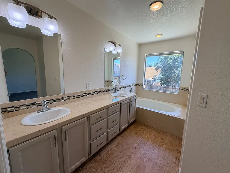 937 Neal St — Photo 25