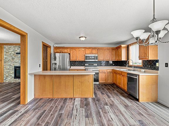 4th image of 325 SE Cardinal Ln
