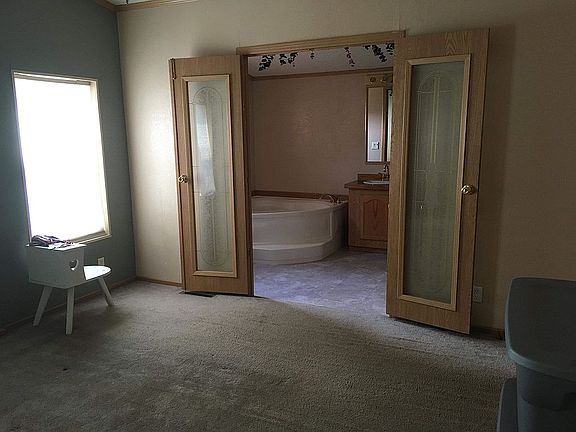 Master bedroom into master b