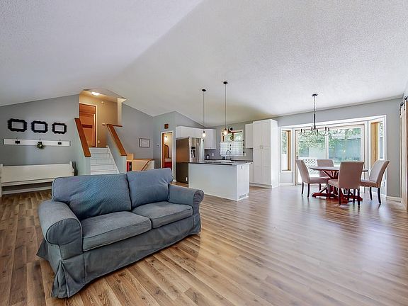 3rd image of 22547 Chippendale Ave
