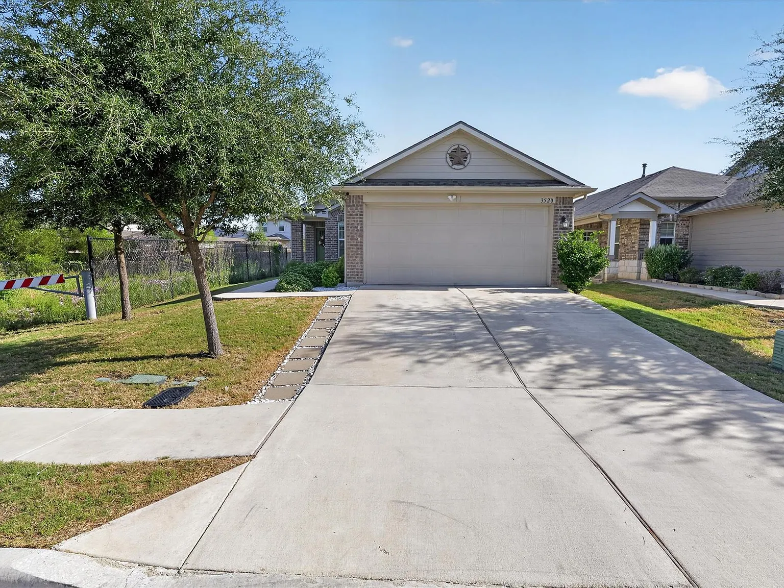 3 bed, 2.0 bath, 1370 sqft, $2,000 — Photo 3