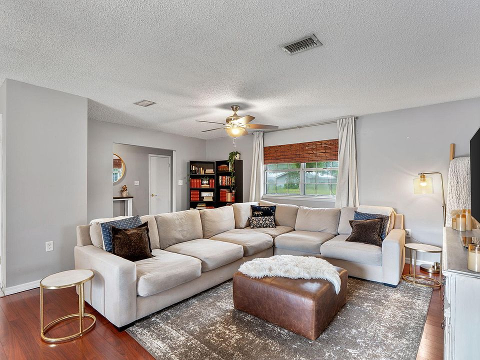 1st image of 5 Lakeview Dr