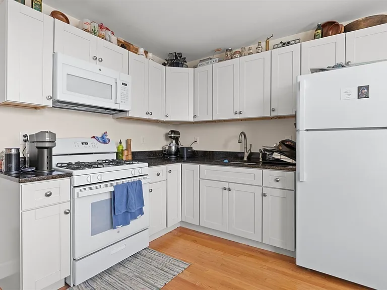 220 Middlesex Ave #5 — Photo 4