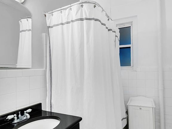 4th image of 135 E 39th St APT 2D
