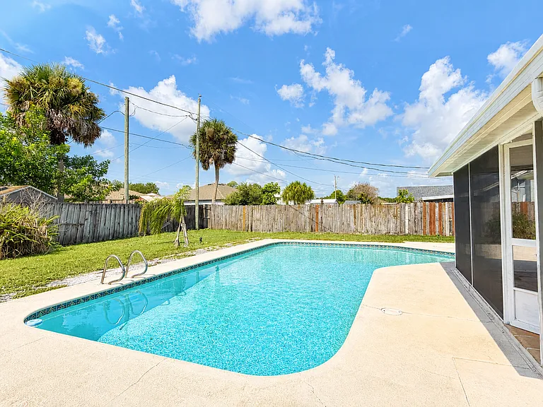 662 Castaways St NE — Photo 3