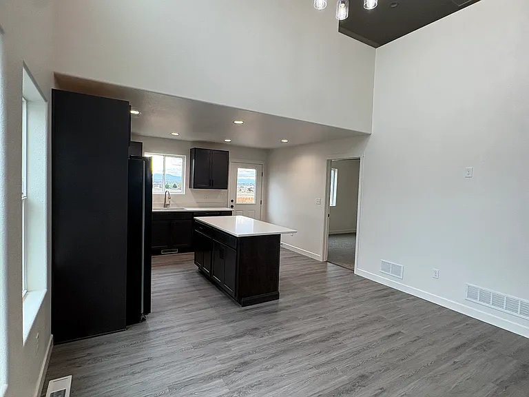 943 S Sweetwater Dr — Photo 7