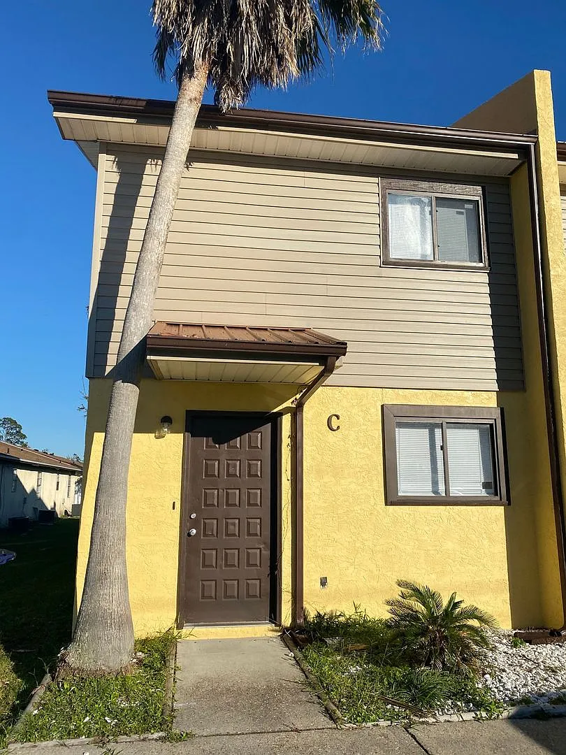 Centrally Located Townhome Near Schools, Shopping & Dining! *1/2 Off Security Deposit for A-D Mil... — Photo 1