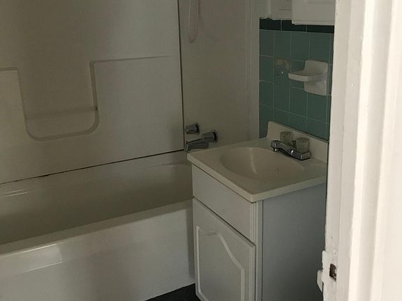 3rd image of 105 Spencer Ln