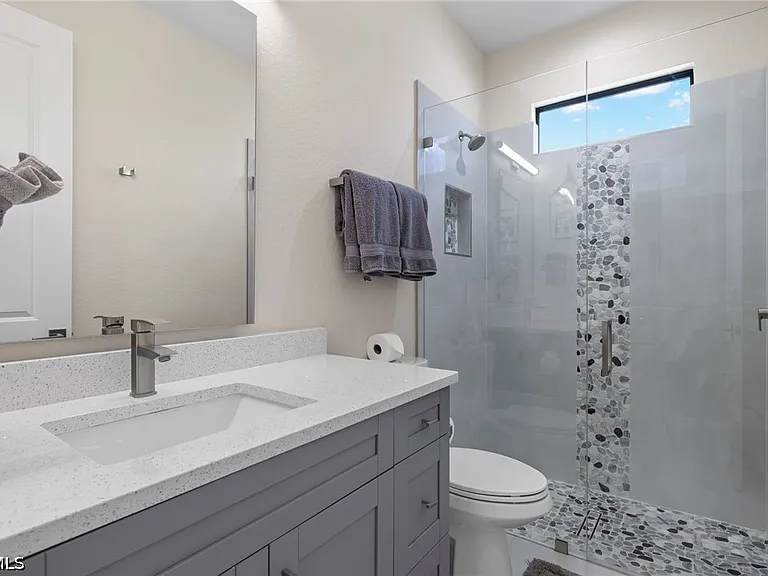 1137 SW 18th Ct — Photo 17