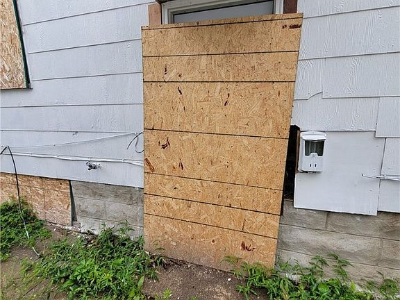 3rd image of 3866 W 41st St
