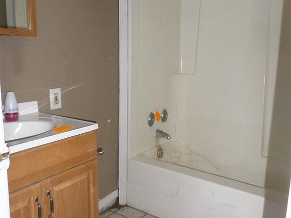 5th image of 1638 N Illinois St