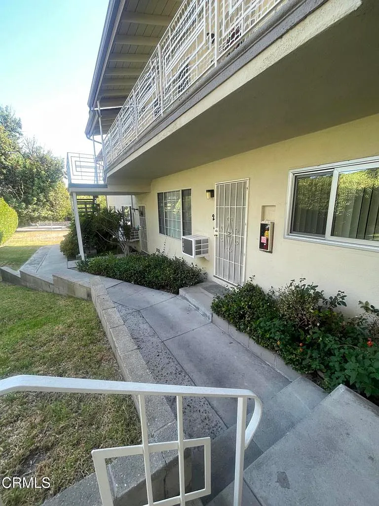 2 bed, 1.0 bath, 950 sqft, $2,600 — Photo 2