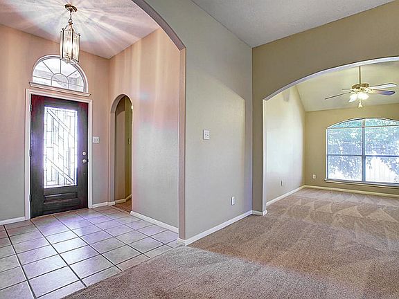 4th image of 808 Courtside Dr E