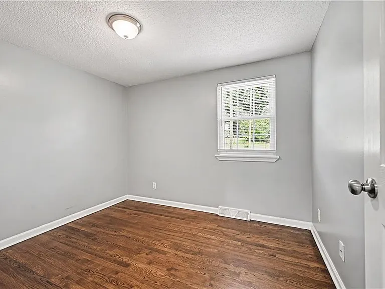 5215 NE 60th Ter — Photo 13