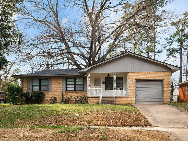 2335 Pleasant Dr — Photo 2