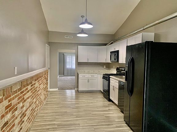 3rd image of 2068 Margaret Ave