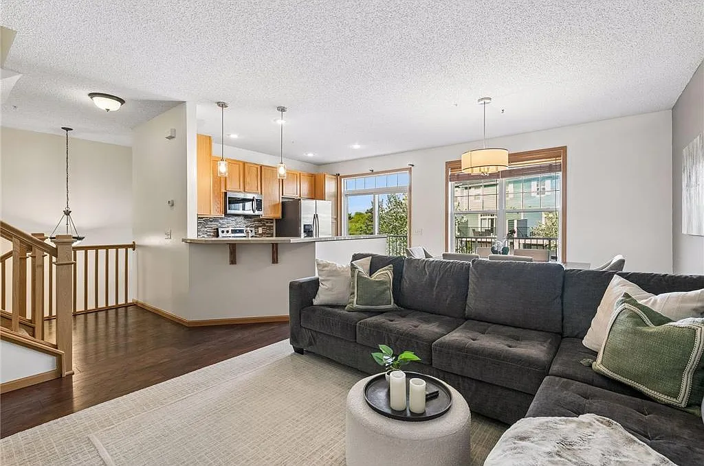 2 bed, 1.5 bath, 1550 sqft, $2,200 — Photo 2