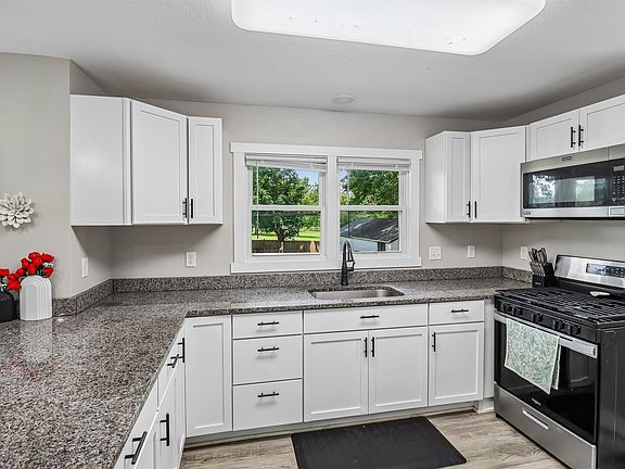 5th image of 601 1st St E