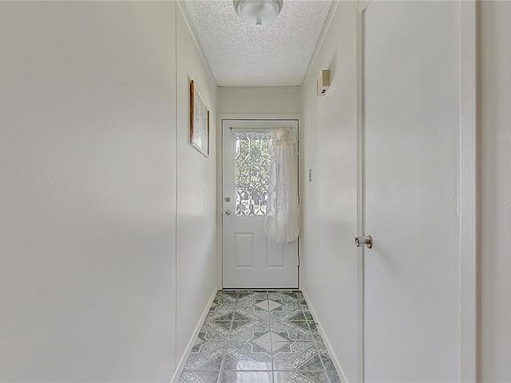 4th image of 1014 Westminister Ct