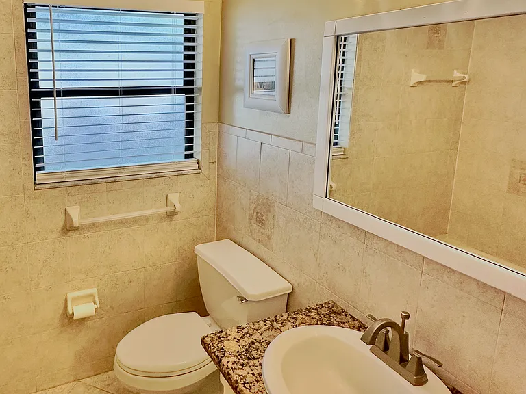 main bathroom w/ tub