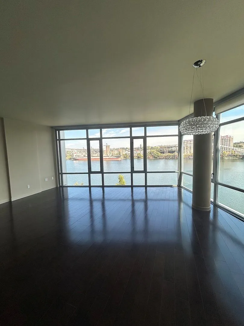 Waterfront Pearl Condo with Sweeping River & Bridge Views — Photo 2
