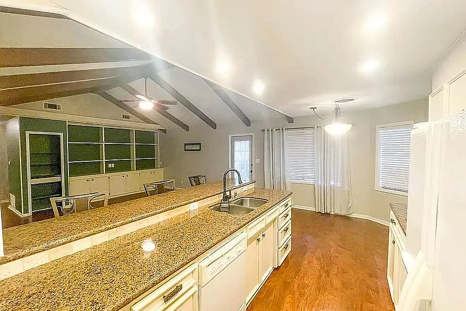 3 bed, 2359 sqft, $2,500 — Photo 3