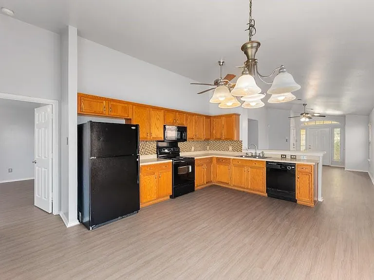 12816 Dwight Eisenhower St — Photo 11