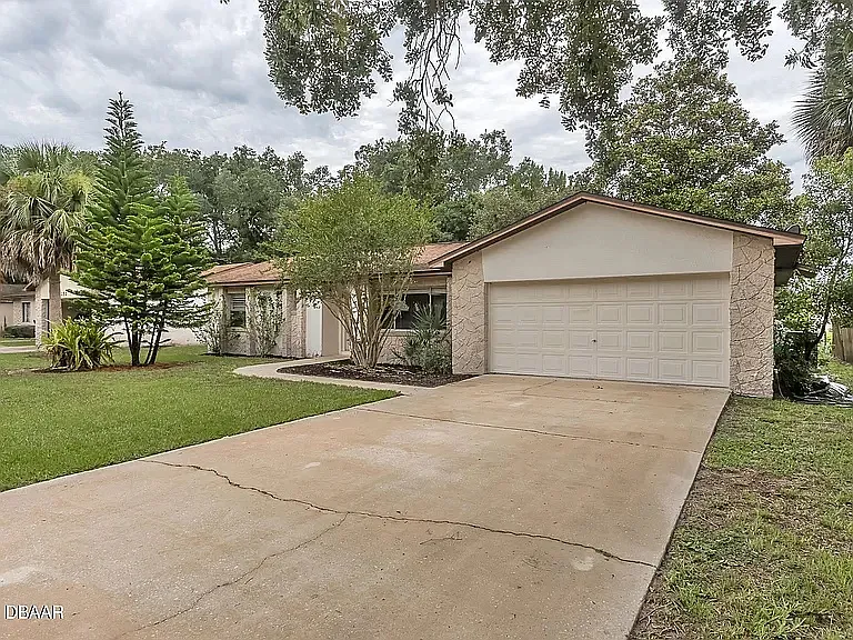 3 bed, 1324 sqft, $2,200 — Photo 2