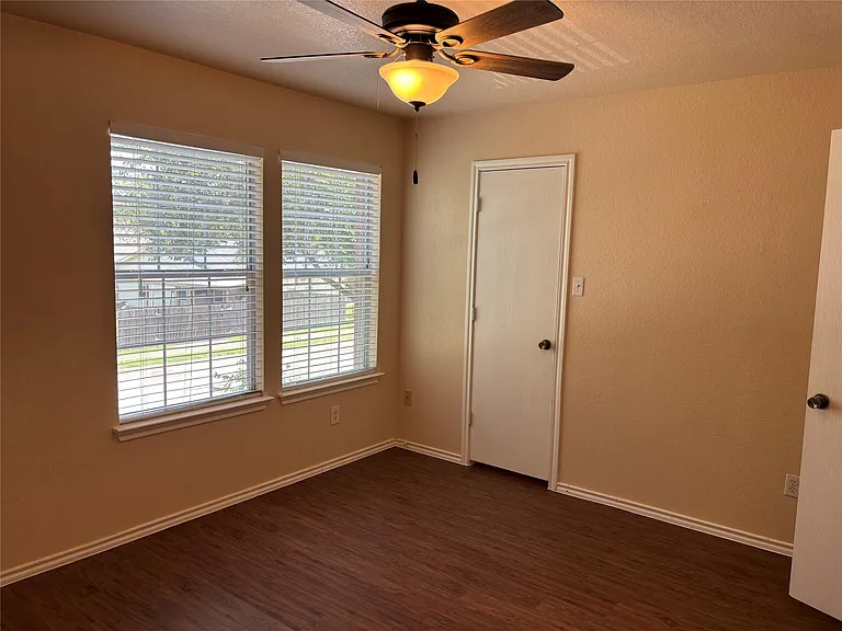 12840 Saint Mary Dr — Photo 17