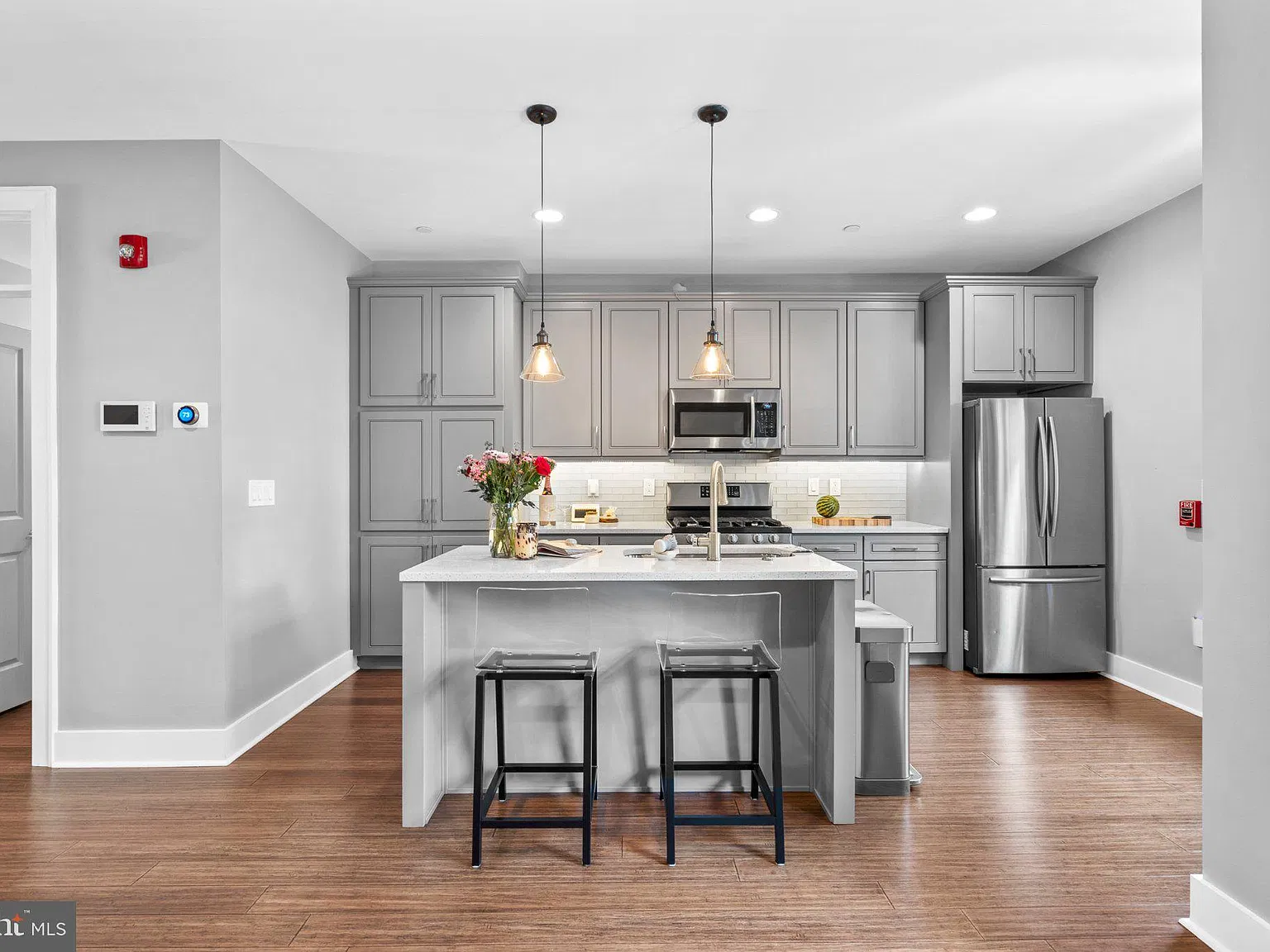 2 bed, 2.5 bath, 1400 sqft, $2,200 — Photo 2