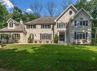 18 Country Oaks Rd, Lebanon, NJ 08833