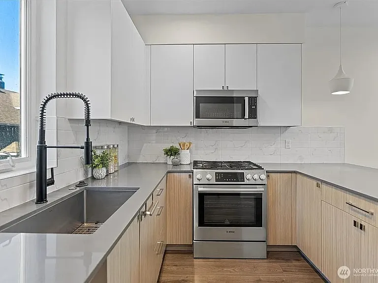2310 W Newton St — Photo 10