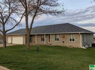 954 Springbrook Dr, Hinton, IA 51024