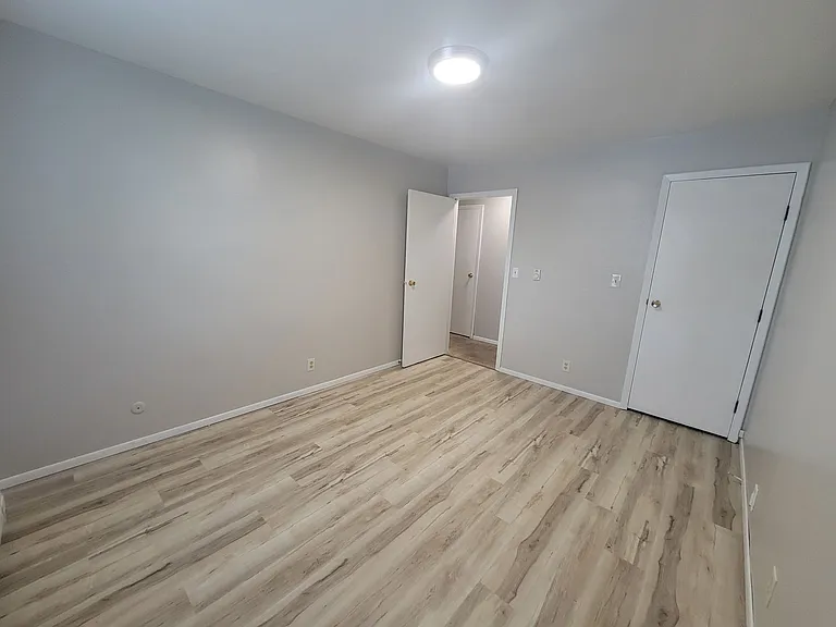 Pekin Place Apartments — Photo 10