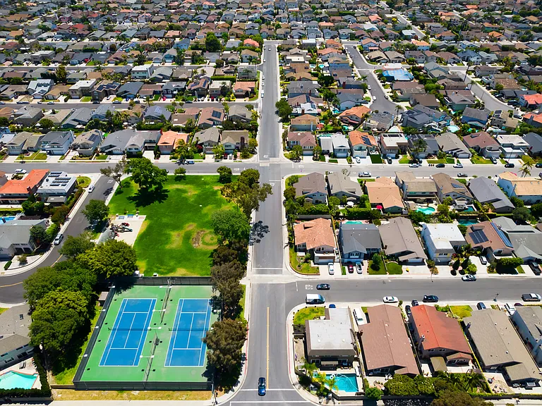 Neighborhood "Heather Park" where families enjoy activities and fun for the kids!