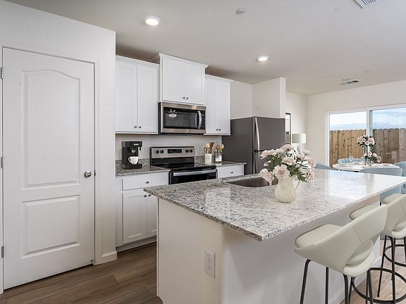 The kitchen has the all space you need for food prep.