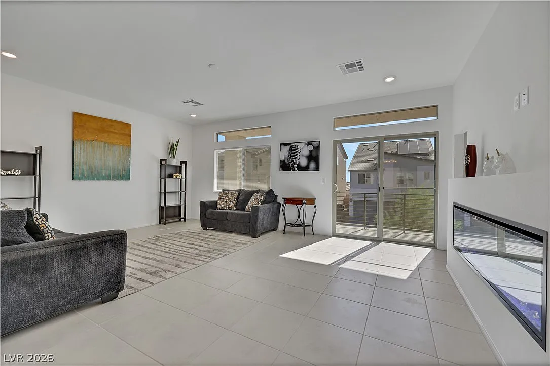 5 bed, 2832 sqft, $2,745 — Photo 3