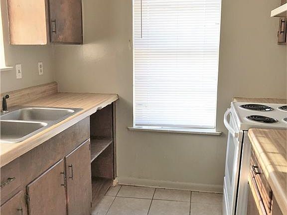 3rd image of 2519 Llewellyn Dr