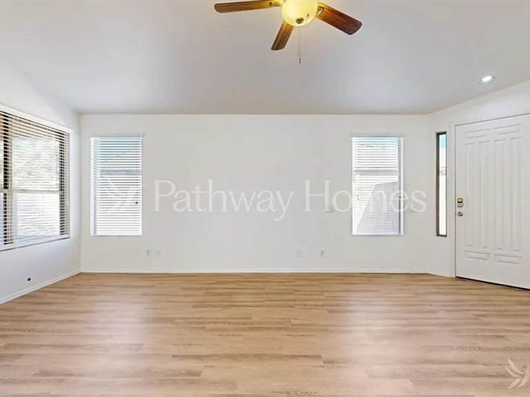 8718 N 57th Ln — Photo 3