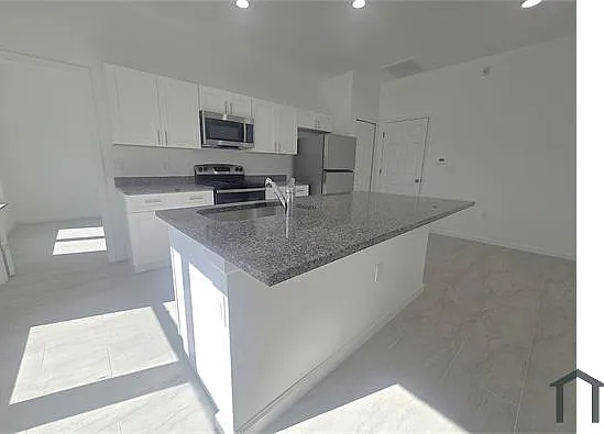 4 bed, 1365 sqft, $2,100 — Photo 4