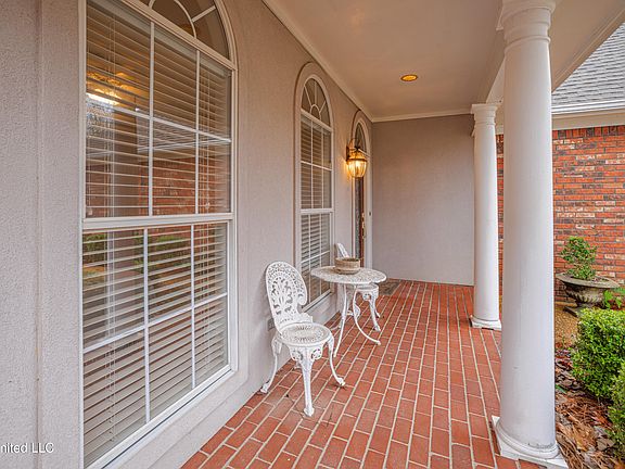 4th image of 23 Carriage Court Pl