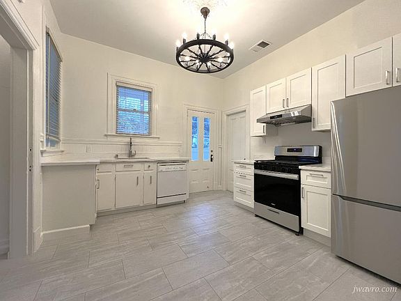 3rd image of 883 Waller St