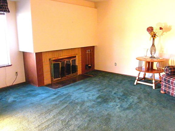 Large living room w/fireplace, hardwoods under carpet