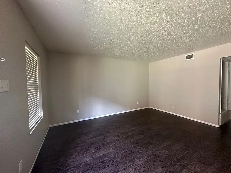 400 Johnson Dr — Photo 5