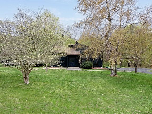 2nd image of 6 Creekside Ln